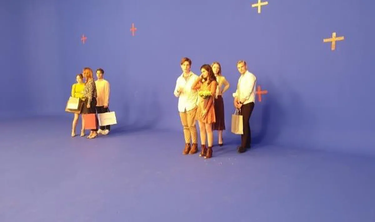 보라색 배경에서 여러 모델을 함께 촬영하는 현장