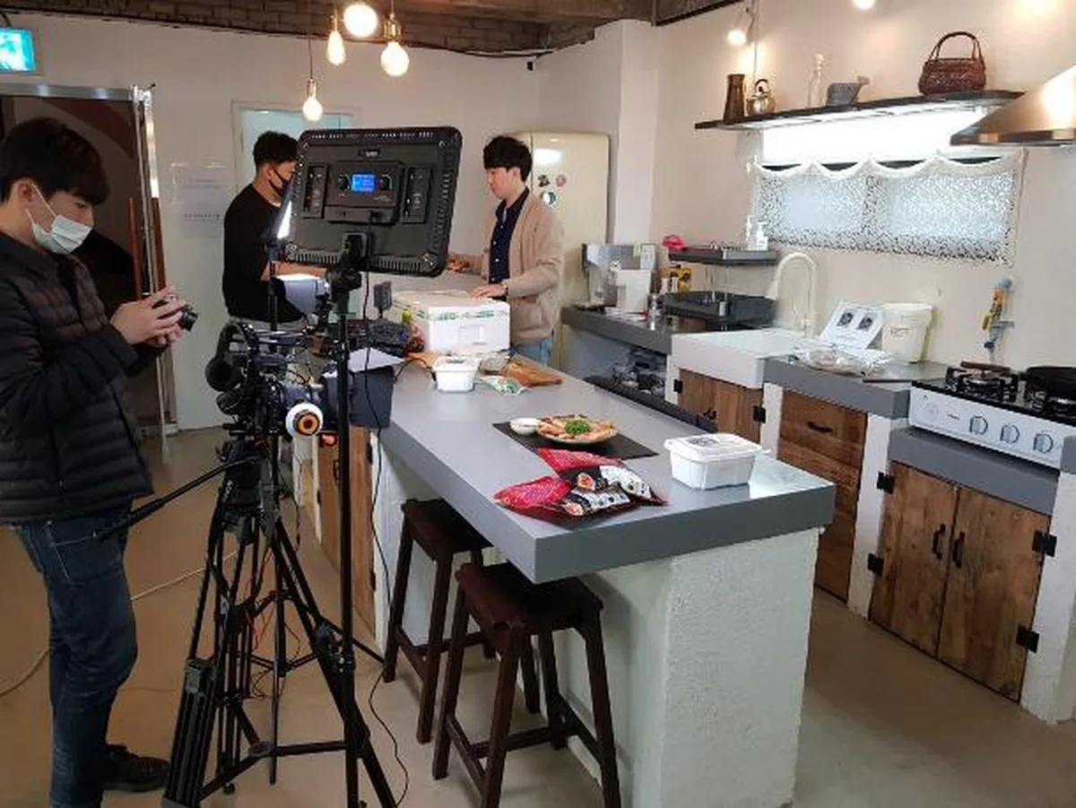 주방 세트를 꾸며 제품을 촬영하는 현장