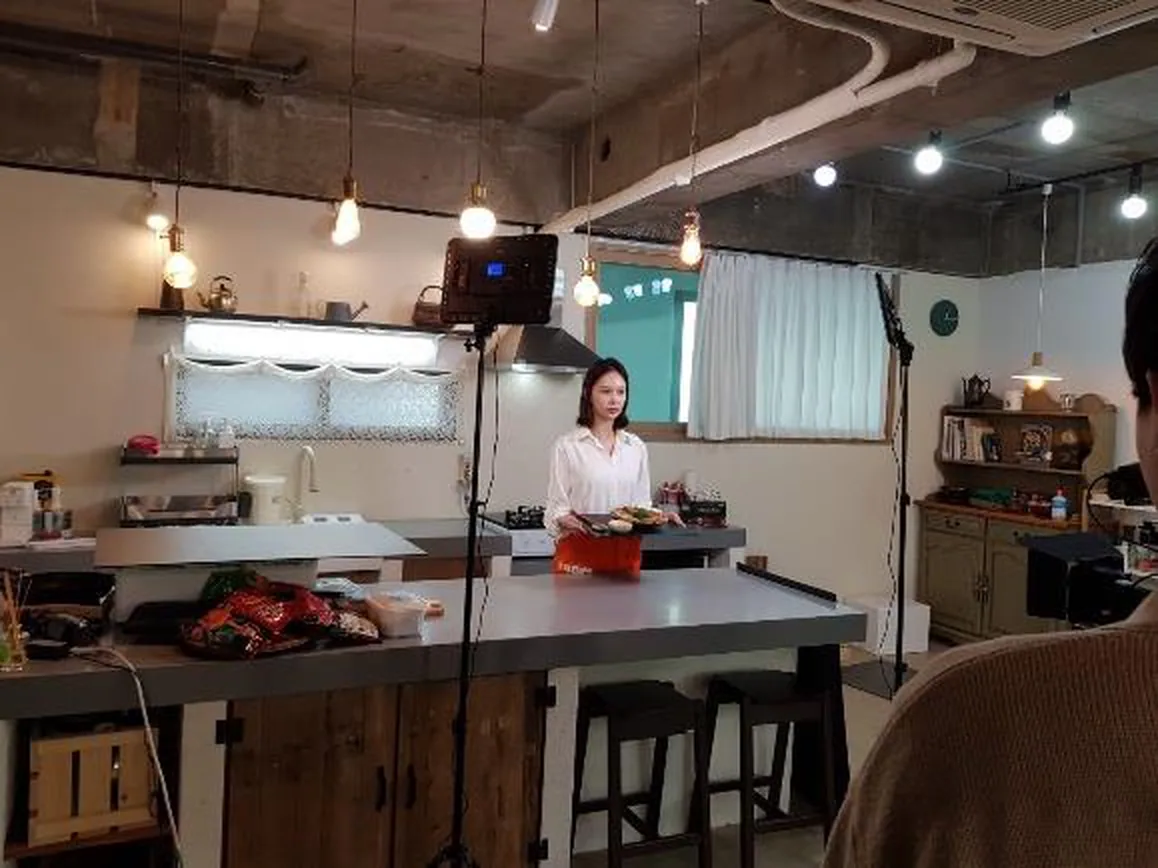 주방 스튜디오에서 진행하는 촬영 현장