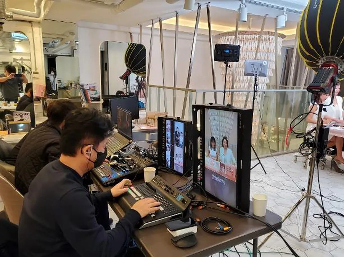 라이브커머스 방송을 송출하는 조정석