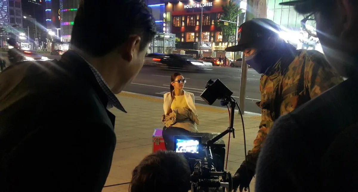 밤거리에서 카메라와 조명을 세우고 촬영하는 현장